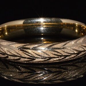 GORGEOUS 14K SOLID GOLD ENGRAVED LEAVES STACKING BANGLE BRACELET
